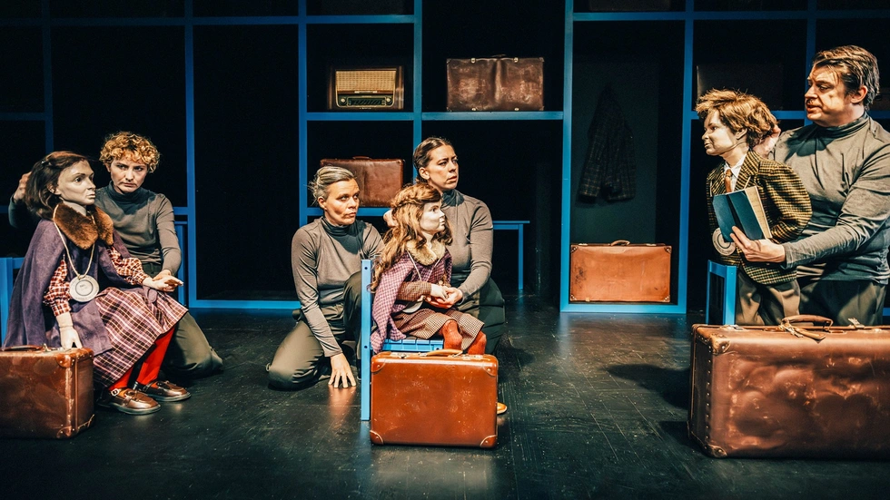 Figurentheater-Szene aus dem aktuellen Stück "Wir werden nachkommen" Figurentheater-Szene aus dem aktuellen Stück "Wir werden nachkommen"