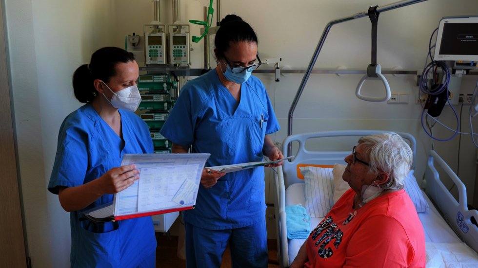 Die Ärztinnen Simone Karp (li.), Fachärztin der Klinik für Hämatologie, Onkologie und Zelltherapie, und Dr. med. Anke Morgner, Oberärztin der Klinik für Hämatologie, Onkologie und Zelltherapie, im Gespräch mit einer Patientin. Die Ärztinnen Simone Karp (li.), Fachärztin der Klinik für Hämatologie, Onkologie und Zelltherapie, und Dr. med. Anke Morgner, Oberärztin der Klinik für Hämatologie, Onkologie und Zelltherapie, im Gespräch mit einer Patientin.