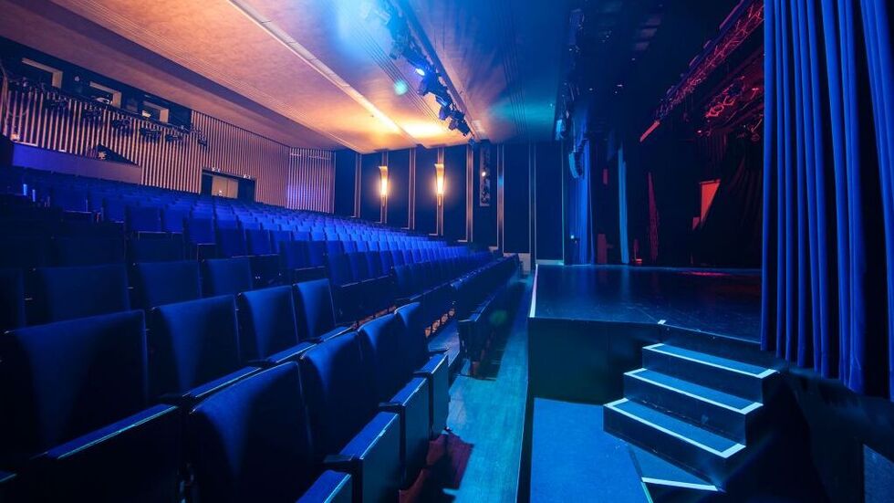 Im Dresdner Boulevard Theater wurde "budzsch" zum Siegerwort 2023 gekürt.