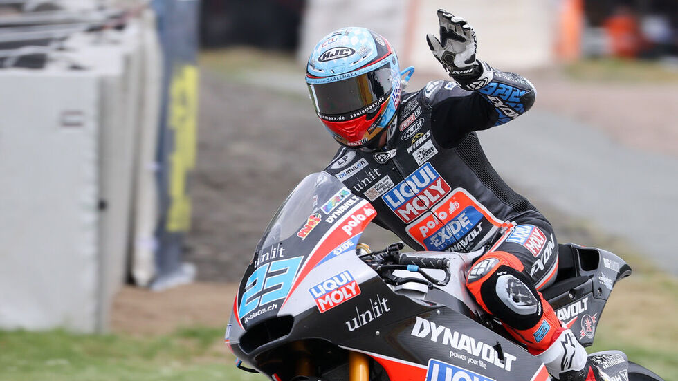 Marcel Schrötter winkt nach dem Rennen auf dem Sachsenring 2021.