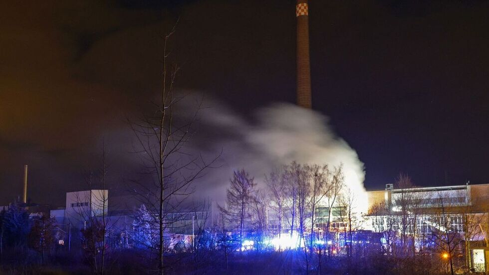 Eine dicke Rauchsäule steigt in den Nachthimmel