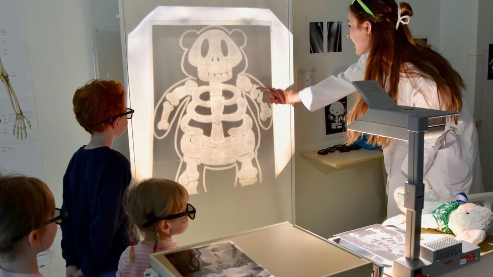 Auch eine Röntgenaufnahme eines Teddys wurde den Kindern gezeigt, um den Kindern die Technik zur erklären. Auch eine Röntgenaufnahme eines Teddys wurde den Kindern gezeigt, um den Kindern die Technik zur erklären.