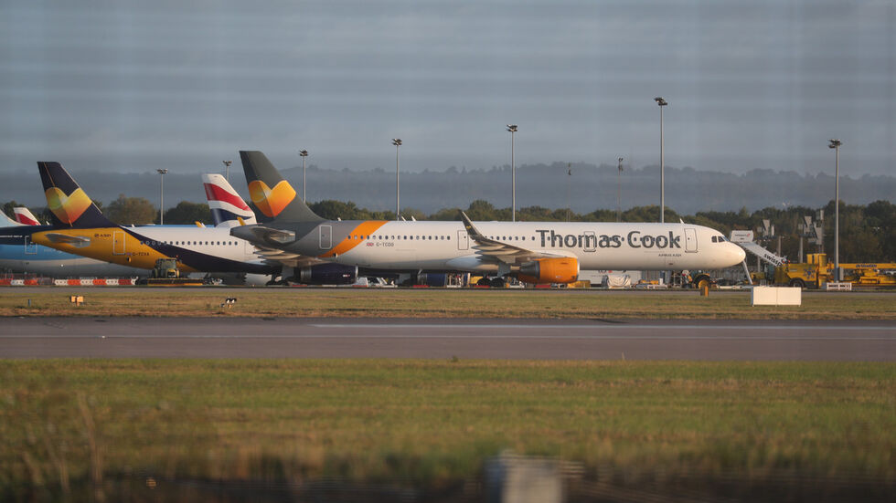 Gatwick: Ein Airbus A321 von der Fluggesellschaft Condor mit dem Design des Tourismuskonzerns Thomas Cook steht auf dem Rollfeld am Gatwick Airport in Sussex. Nach dem Insolvenzantrag des britischen Touristikkonzerns Thomas Cook hat das deutsche Tochterunternehmen Condor bei der Bundesregierung einen Überbrückungskredit beantragt. Foto: Steve Parsons/PA Wire/dpa