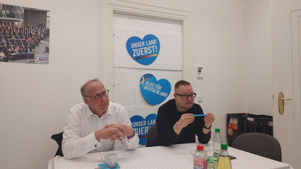 Dr. Volker Dringenberg (links) und Fraktionsgeschäftsführer Ronny Licht bei der Pressekonferenz im Chemnitzer Rathaus. Dr. Volker Dringenberg und Fraktionsgeschäftsführer Ronny Licht bei der Pressekonferenz im Chemnitzer Rathaus.