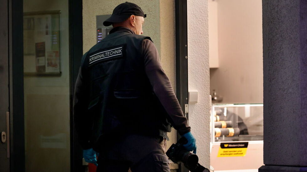 Die Kripo war nach dem Überfall auf einen Chemnitzer Juwelier schnell vor Ort, sicherte Spuren. Jetzt nahmen Polizisten einen Ukrainer im Erzgebirge fest. Die Kripo war nach dem Überfall auf einen Chemnitzer Juwelier schnell vor Ort, sicherte Spuren. Jetzt nahmen Polizisten einen Ukrainer im Erzgebirge fest.
