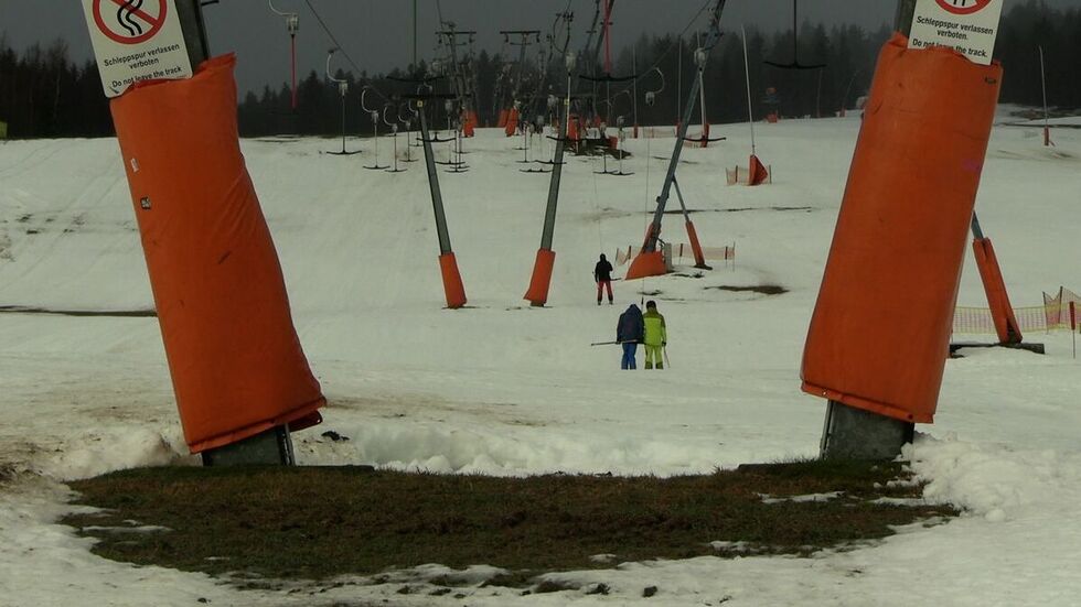 Immer mehr grüne Flecken gibt es inzwischen auf der Piste.