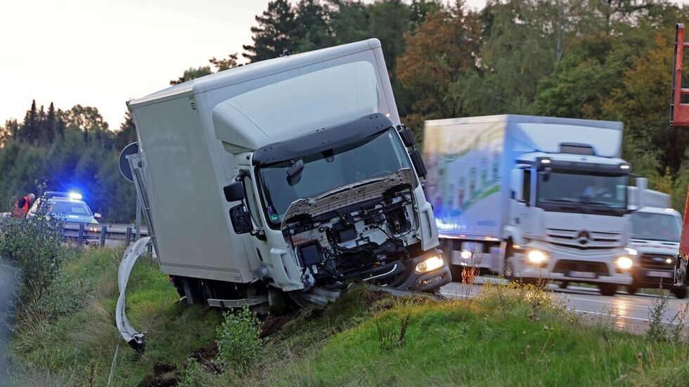 Der Lkw "rasierte" die Leitplanke. Der Lkw "rasierte" die Leitplanke.