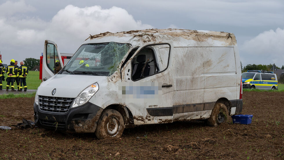 Tödlicher Unfall auf der S200 bei Mittweida: Eine 41-jährige Frau kam mit diesem Transporter von der Fahrbahn ab und starb noch am Unfallort. Tödlicher Unfall auf der S200 bei Mittweida: Eine 41-jährige Frau kam mit diesem Transporter von der Fahrbahn ab und starb noch am Unfallort.