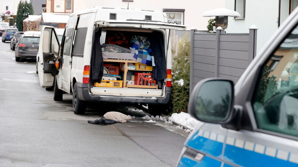 In diesem umgebauten Ford schlief die Frau.