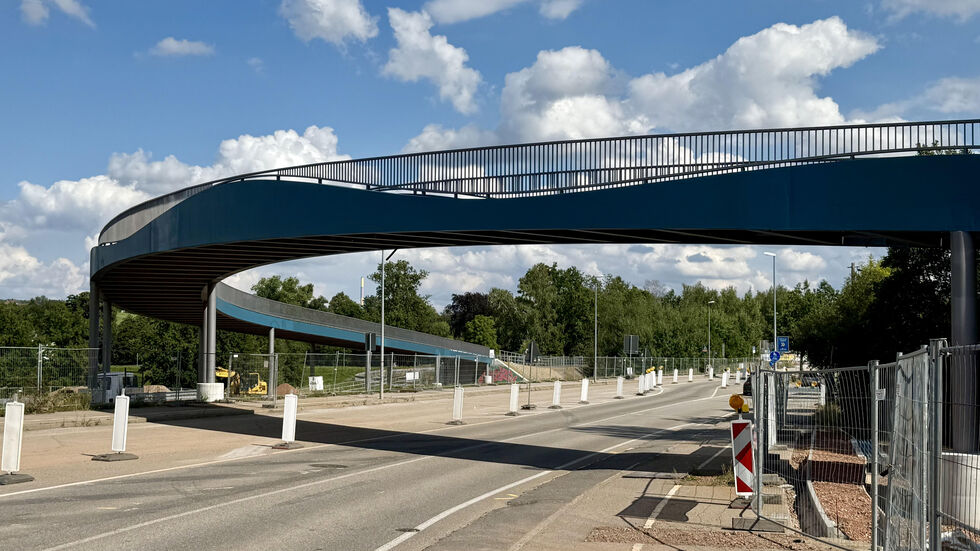 Die Kalkstraße in Chemnitz ist bis Freitag gesperrt. Grund sind letzte Arbeiten an der neuen Brücke des Premiumradwegs. Ab Oktober soll der Lückenschluss freigegeben werden.