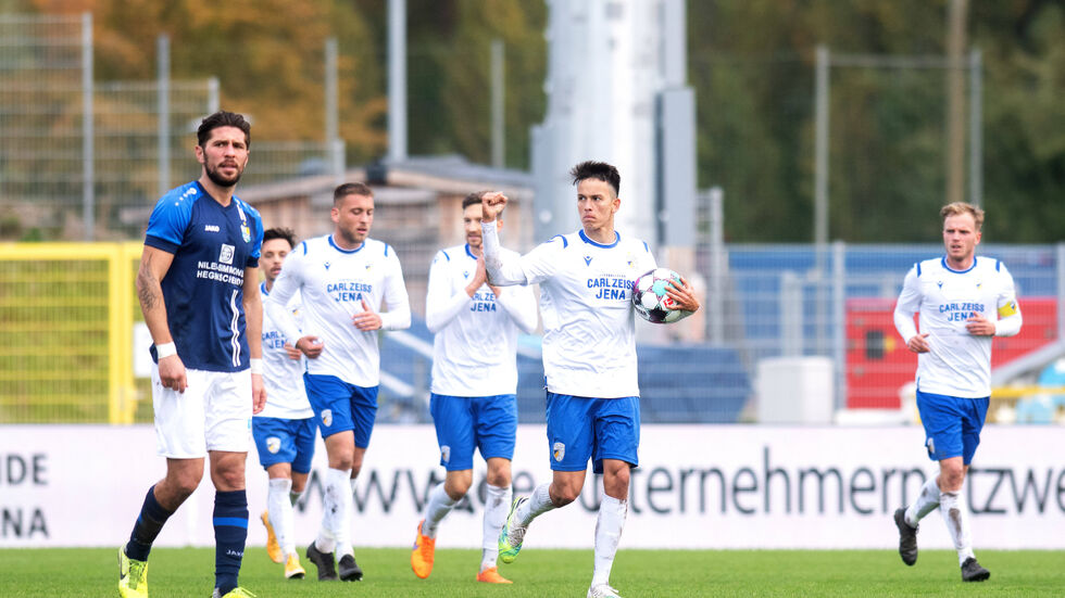 Andis Shala ist enttäuscht über den Jenaer Treffer zum 1:1 Andis Shala ist enttäuscht über den Jenaer Treffer zum 1:1