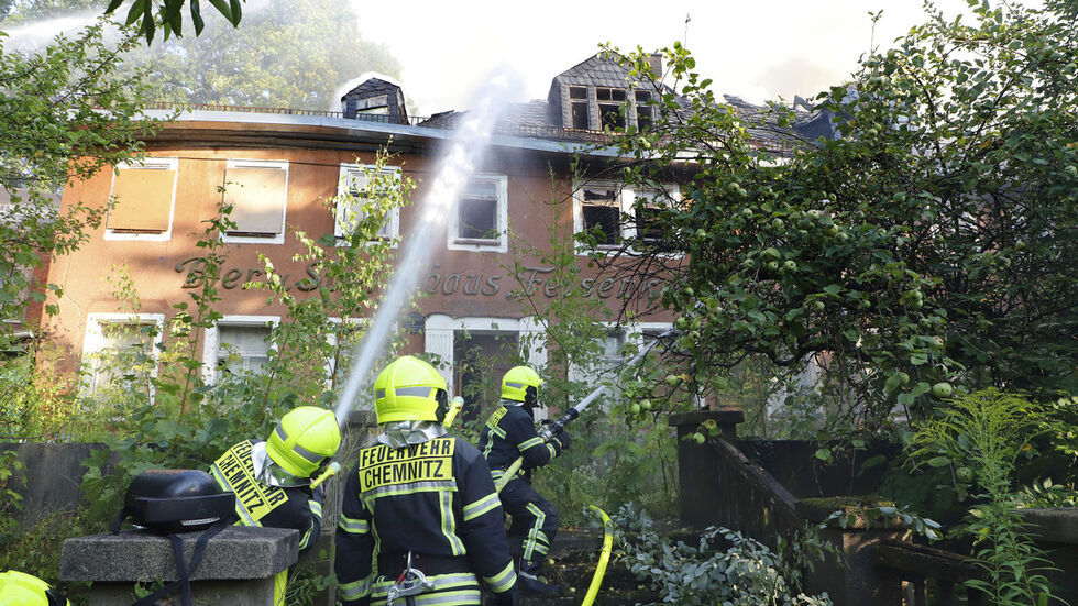 Feuerwehrleute löschen alte Gaststädte. (c) Harry Härtel Feuerwehrleute löschen alte Gaststädte