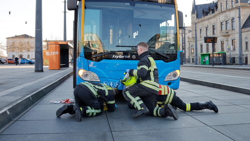 Nach dem Zwischenfall vor dem Hauptbahnhof untersuchen Feuerwehrleute den Bus. Nach dem Zwischenfall vor dem Hauptbahnhof untersuchen Feuerwehrleute den Bus.