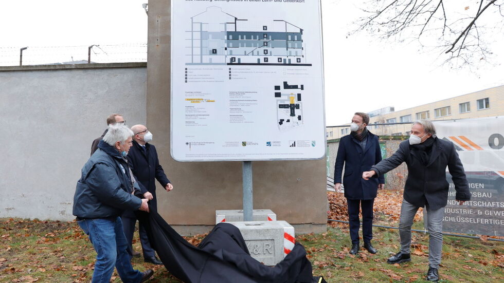 Am Donnerstagvormittag erfolgte der erste Spatenstich für den Gedenkort. Am alten Wachturm wurde außerdem ein Schild mit den Plänen aufgestellt. Am Donnerstagvormittag erfolgte der erste Spatenstich für den Gedenkort. Am alten Wachturm wurde außerdem ein Schild mit den Plänen aufgestellt.