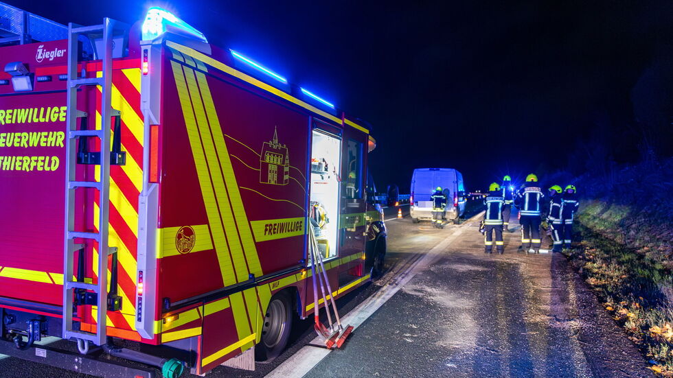 Die Feuerwehren aus Hartenstein und Thierfeld wurden ebenso wie Rettungsdienst und Polizei an die Unfallstelle alarmiert.  Die Feuerwehren aus Hartenstein und Thierfeld wurden ebenso wie Rettungsdienst und Polizei an die Unfallstelle alarmiert.