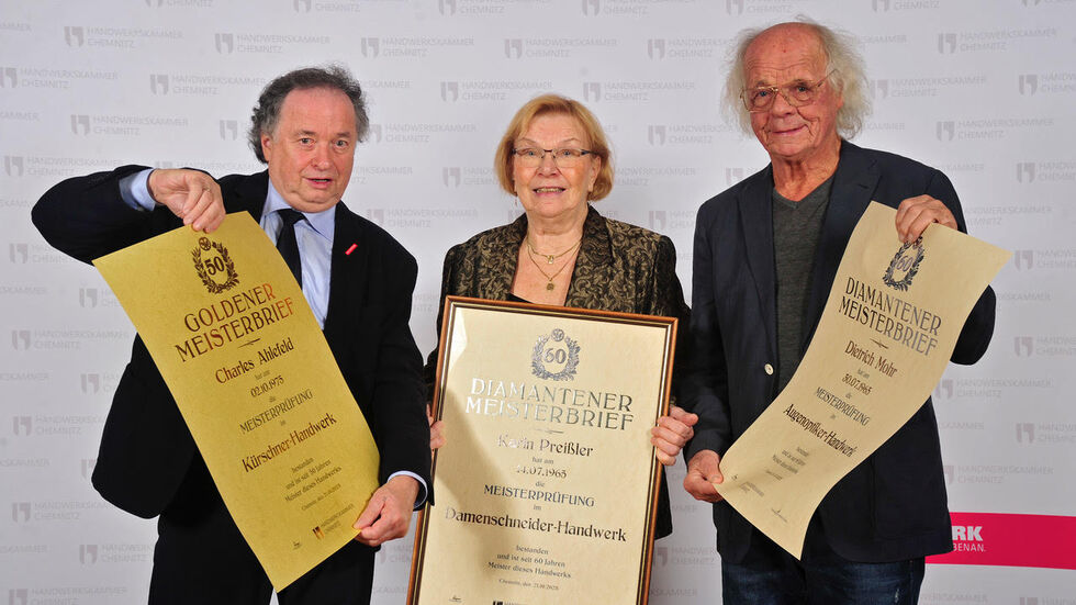 Charles Ahlefeld (li.) ist einer der letzten Kürschner im Kammerbezirk. Seine Meisterprüfung hat er 1975 abgelegt.  Karin Preißler, 1944 geboren, ist seit 1965 Damenschneidermeisterin und Dieter Mohr, die Chemnitzer Augenoptikerlegende, der schon 1966 mit selbst konstruierten Maschinen Kontaktlinsen herstellte.