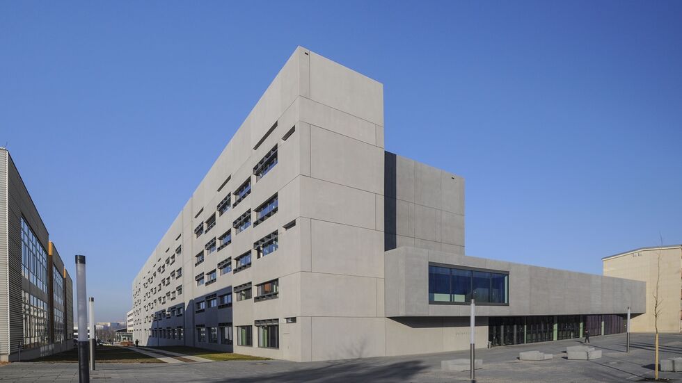 Der Weinholdbau der Chemnitzer TU. Dem Wirtschaftsbeirat, der sich auch um Ansiedlungen kümmert, gehören auch Vertreter der Uni an.  Der Weinholdbau der Chemnitzer TU. Dem Wirtschaftsbeirat, der sich auch um Ansiedlungen kümmert, gehören auch Vertreter der Uni an.