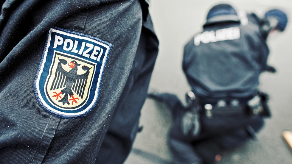 Im Hauptbahnhof Chemnitz hat ein 27-jähriger Syrer einen Polizisten mit einer Faust ins Gesicht geschlagen. Im Hauptbahnhof Chemnitz hat ein 27-jähriger Syrer einen Polizisten mit einer Faust ins Gesicht geschlagen.