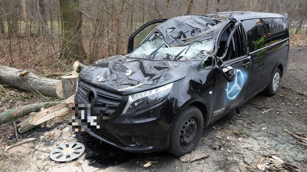 Der Fahrer wurde zum Glück wie durch ein Wunder nur leicht verletzt. Der Fahrer wurde zum Glück wie durch ein Wunder nur leicht verletzt.