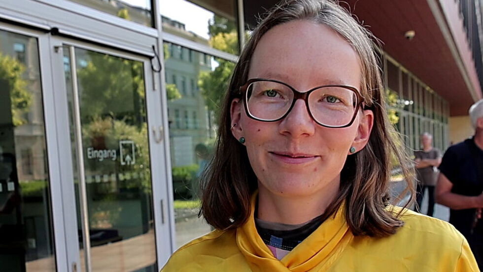 Bürgergeldempfängerin Juliane Schmidt suchte die Öffentlichkeit, ließ sich vor dem Prozess bereitwillig fotografieren. Schon im Februar stand sie vor dem Amtsgericht, weil sie am Farbanschlag auf die Deutsche Bank in Chemnitz beteiligt war.