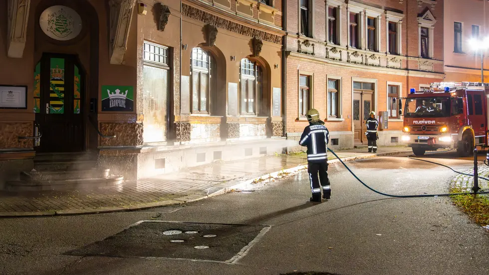 Die Feuerwehr reinigte den Eingangsbereich mit Wasser. Die Feuerwehr reinigte den Eingangsbereich mit Wasser.