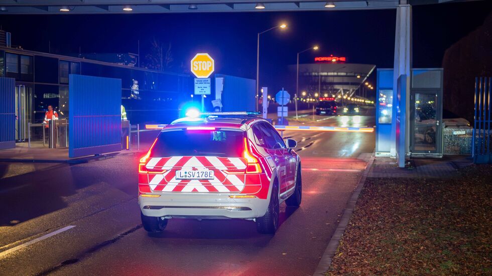 Rettungswagen an der Einfahrt zum Leipziger Porsche-Werk.
