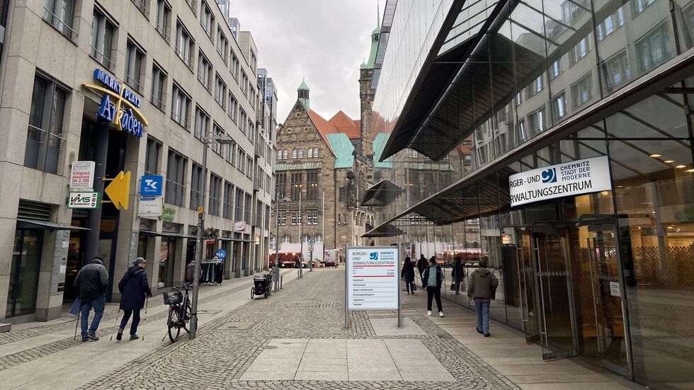 Nico Köhler wirft einzelnen AfD-Stadträten Vorteilsnahme im Zusammenhang mit der Zustimmung zum geplanten Umzug von Teilen der Chemnitzer Stadtverwaltung in das ehemalige Galeria-Kaufhof-Gebäude vor.