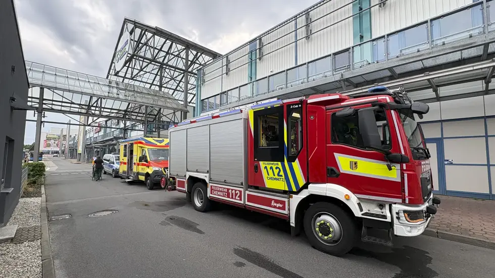 Nach etwa einer halben Stunde befreite die Feuerwehr die Leute aus ihrer misslichen Lage. Nach etwa einer halben Stunde befreite die Feuerwehr die Leute aus ihrer misslichen Lage.