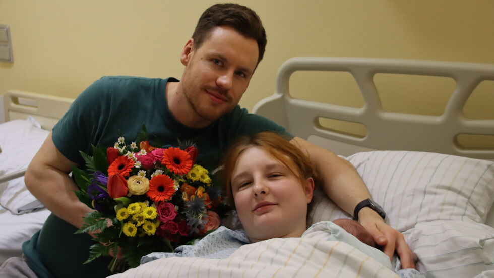 Anastasia mit ihren Eltern Maria Pausch und Toni Fröhlich. Ihr Köpfchen schaut rechts aus der Decke heraus. Anastasia mit ihren Eltern Maria Pausch und Toni Fröhlich. Ihr Köpfchen schaut rechts aus der Decke heraus.