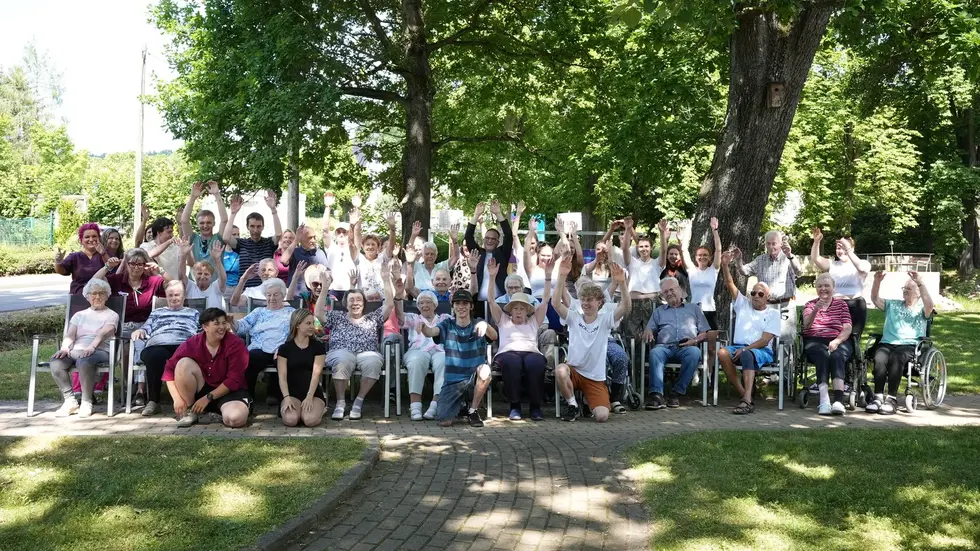 19 Jugendliche der Fortis Akademie haben im Altenpflegeheim „Haus am Wald“ in Grüna mit Senioren leichte Bewegungsübungen trainiert. Der Projekttag brachte Praxis, Begegnung und viel Freude für beide Generationen.
