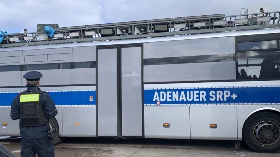 Die Chemnitzer Polizei hat den sogenannten Adenauerbus von der Dekra untersuchen lassen. Das Ergebnis: Er ist nicht verkehrssicher.