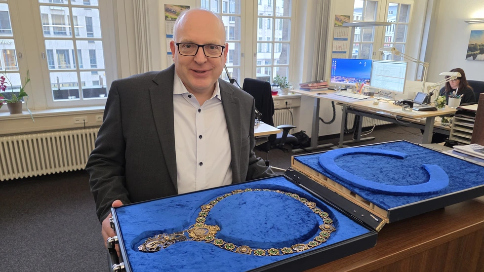 OB Sven Schulze präsentiert die Amtskette