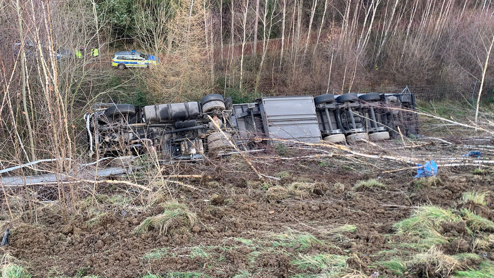 Der Laster kam auf dem Dach zum liegen. 