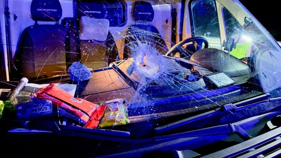 Diese Frontscheibe wurde von einem Pflasterstein getroffen. 