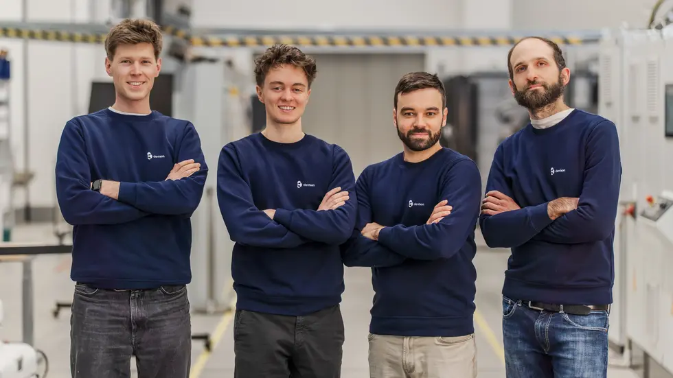 Paul Schlieben, Louis Hellmund und Anas Ben Achour vom Fraunhofer-Institut haben zusammen mit Zahnarzt Tom Schröder (v.l.) die Firma dentson gegründet, um ihr revolutionäres Produkt auf den Markt zu bringen.
Paul Schlieben, Louis Hellmund und Anas Ben Achour vom Fraunhofer-Institut haben zusammen mit Zahnarzt Tom Schröder (v.l.) die Firma dentson gegründet, um ihr revolutionäres Produkt auf den Markt zu bringen.