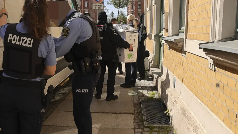 Razzia auf dem Sonnenberg: Spezialkräfte haben in Chemnitz Beweise gesichert. Ein 42-Jähriger steht nach einem Tötungsdelikt an der Zwickauer Straße unter Verdacht.