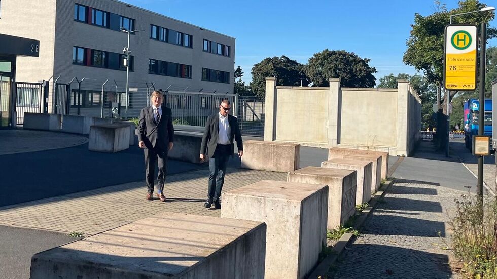 Maximillian Krah kam mit Personenschützer am Mittwoch zum Prozess am OLG  Maximillian Krah kam mit Personenschützer am Mittwoch zum Prozess am OLG