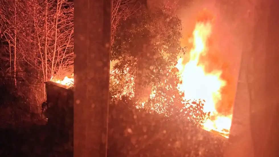 Eine Hausbewohnerin, die die Rettungskräfte rief, machte aus ihrem Fenster dieses Foto, bevor sie von der Feuerwehr evakuiert wurde.
