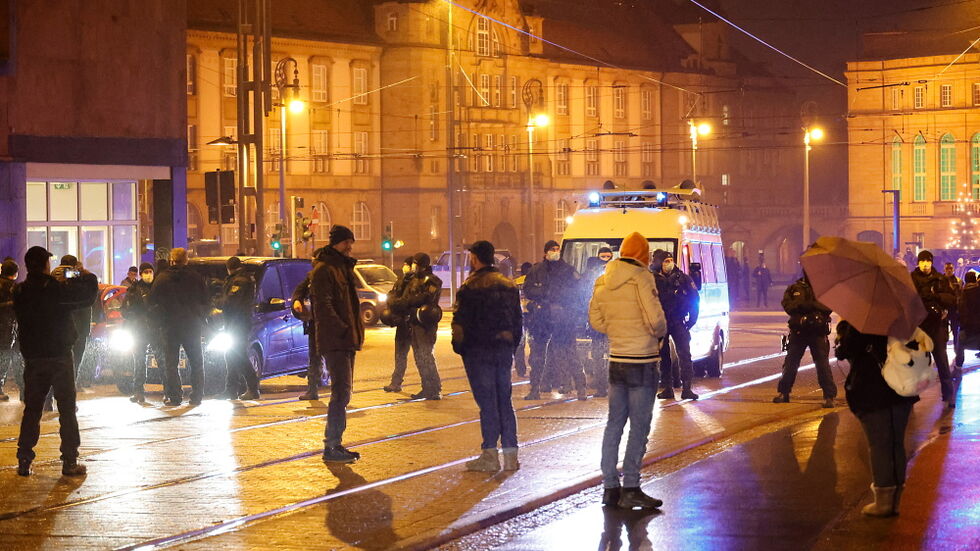 Polizei stoppt Demoteilnehmer auf der Carolastraße.