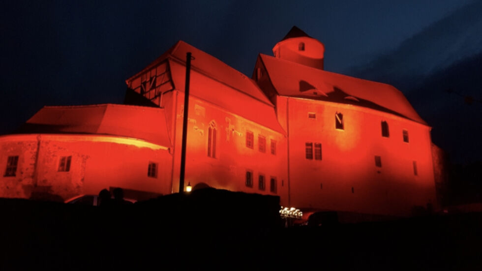 Die Burg Schönfels bei Nacht. 