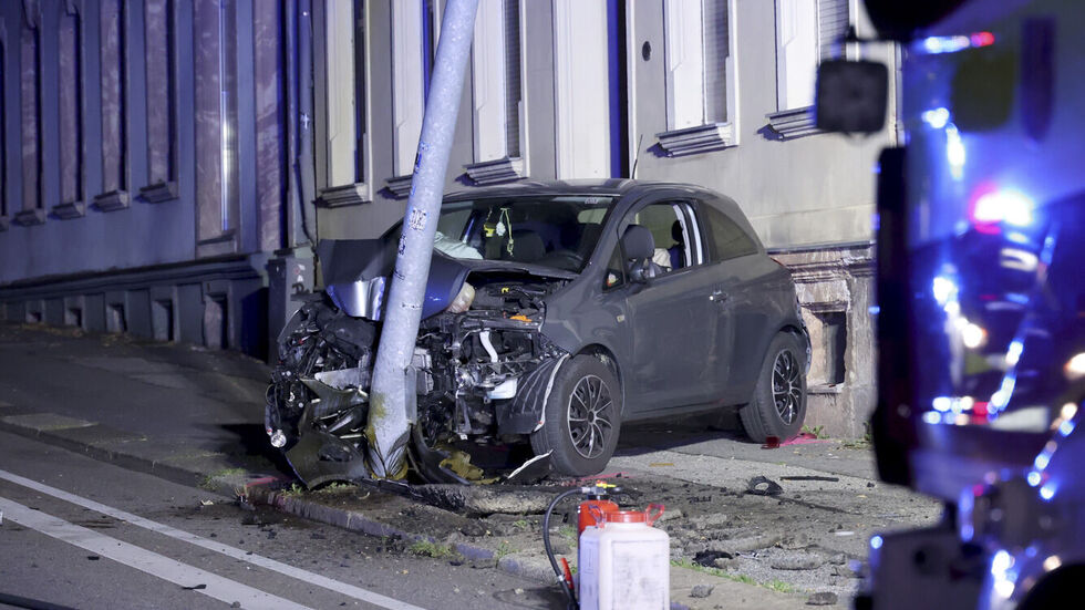 Das Auto prallte mit voller Wucht gegen den Ampelmast.