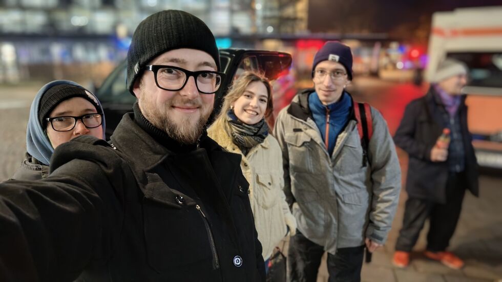 Sie helfen, wo die Not am größten ist. Yvonne Richter, Johannes Männel, Victoria Teuchert und John Fiedler (v.l.) vom Chemnitzer Hilfebus.