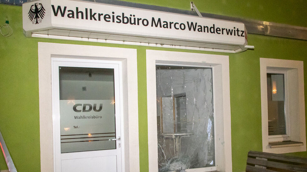 Das Wahlkreisbüro von Marco Wanderwitz (CDU) ist beschädigt.