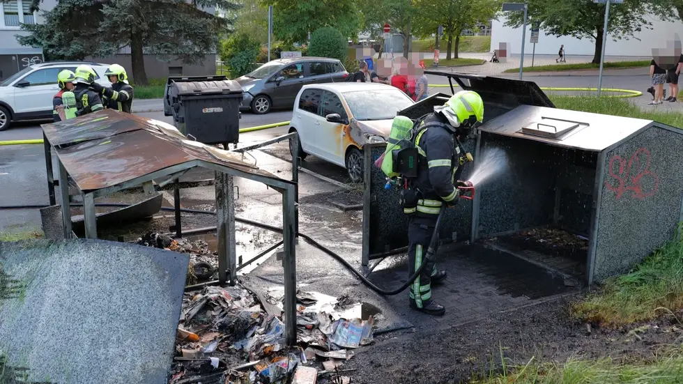 Viele Anwohner kamen zum Einsatzort und berichteten von ihren Beobachtungen. Viele Anwohner kamen zum Einsatzort und berichteten von ihren Beobachtungen.