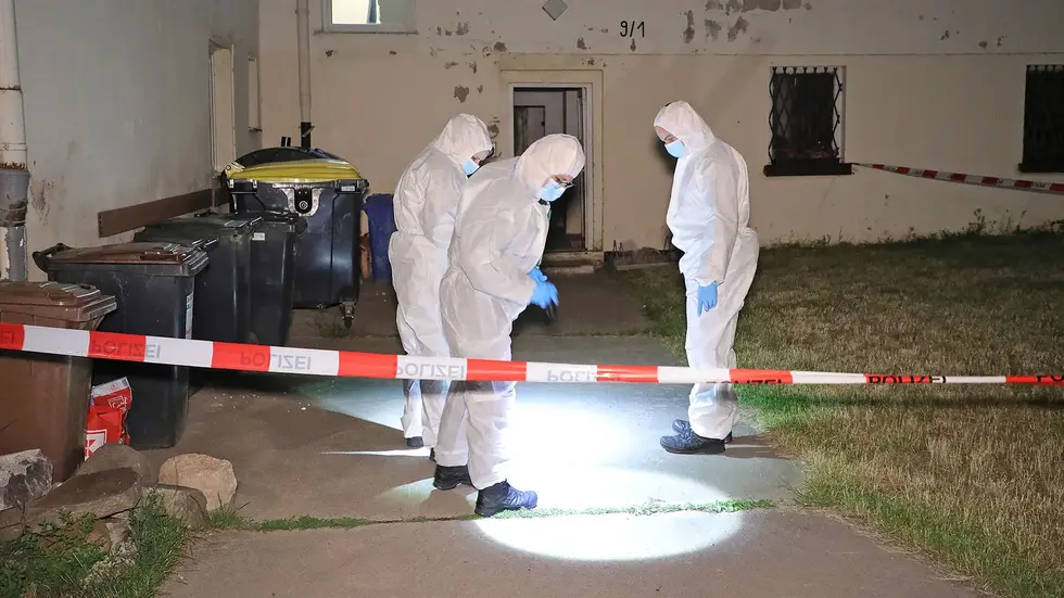 Die Polizei ist ist am Ereignisort und sichert Spuren Die Polizei ist ist am Ereignisort und sichert Spuren