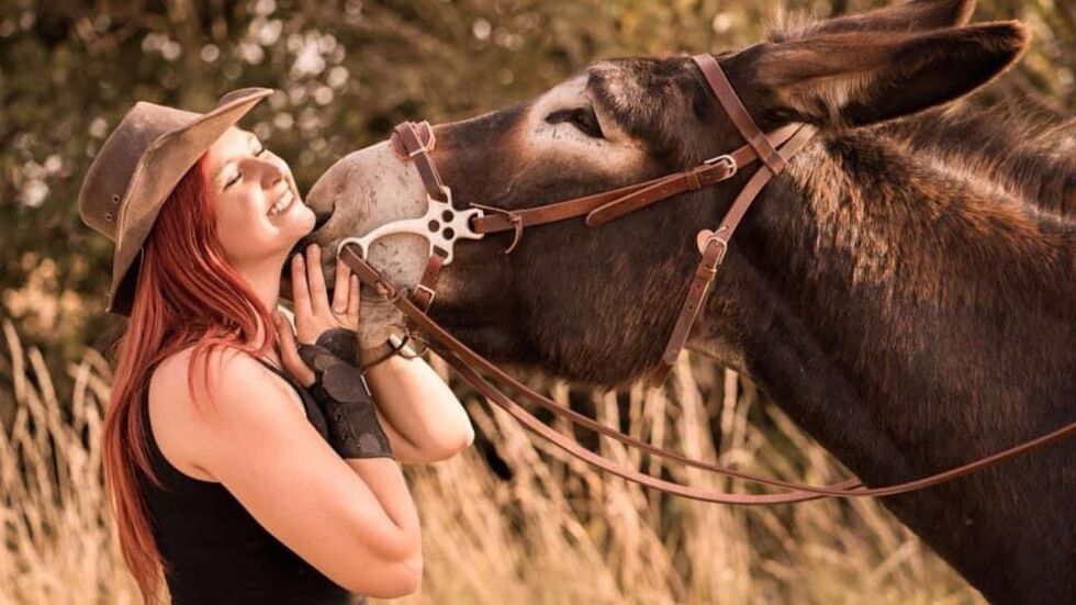 Total verschmust: Fred mit Eselmama Katharina Total verschmust: Fred mit Eselmama Katharina