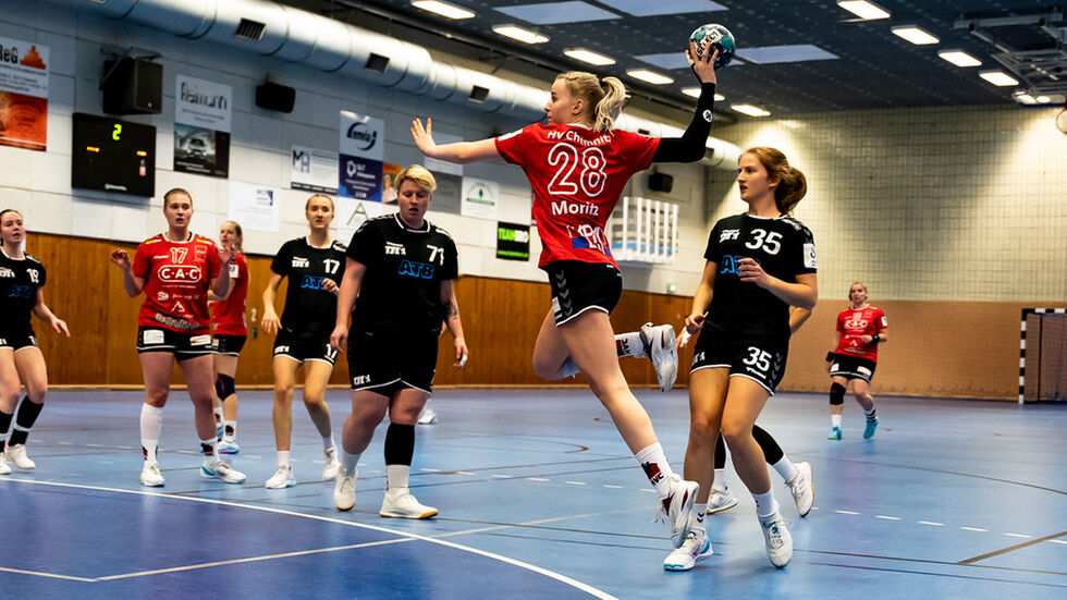Leona Moritz setzt sich auf Linksaußen durch und netzt für den HV Chemnitz ein.