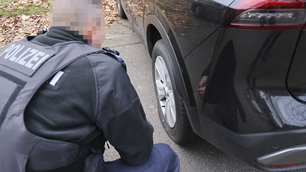 Unbekannte zerstachen die Reifen von sieben Autos an der Robert-Siewert-Straße. Die Polizei bittet um Hinweise. Unbekannte zerstachen die Reifen von sieben Autos an der Robert-Siewert-Straße. Die Polizei bittet um Hinweise.