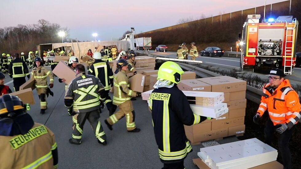 Die Möbel aus dem LKW mussten zunächst beräumt werden. Die Möbel aus dem LKW mussten zunächst beräumt werden.