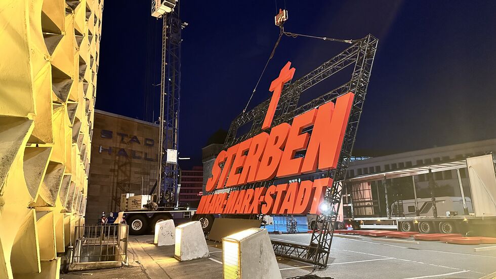Per Kran fährt der Schriftzug zu Boden und wird von Helfern auf einen LKW verladen. Per Kran fährt der Schriftzug zu Boden und wird von Helfern auf einen LKW verladen.